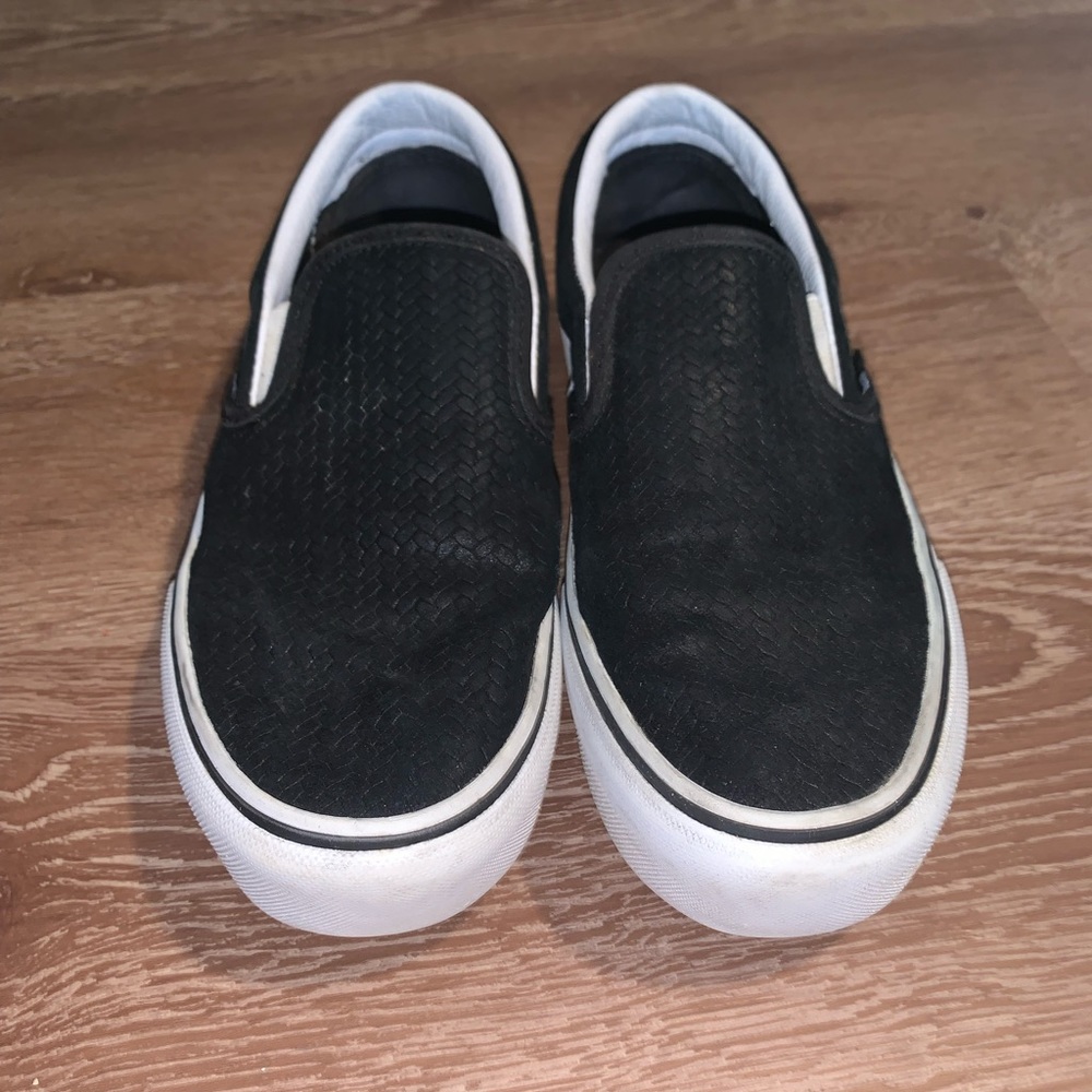 Women’s size 7 black platform vans with ribbed design / suede embossed.